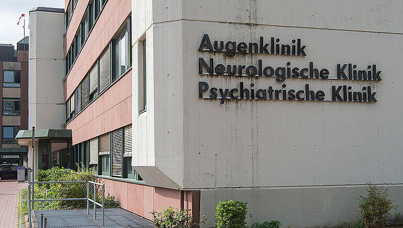 Ein Polizist wurde mehrfach am Bein getroffen, ein Mitarbeiter der Psychiatrie am Arm. Foto: Boris Roessler Ein Polizist wurde mehrfach am Bein getroffen, ein Mitarbeiter der Psychiatrie am Arm. Foto: Boris Roessler