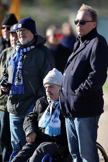 Hoher Besuch beim Training: Peter Cassalette, Präsident des TSV 1860 München, sieht mit den Fans zu.