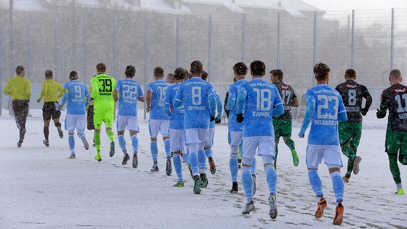 Schneegestöber und Fußball geht nicht? geht doch! Der TSV 1860 testete gegen Wacker Innsbruck auf schneeweißem Kunstrasen an der Grünwalder Straße - vorher mussten Funktionäre und Nachwuchsspieler Schneeschippen.