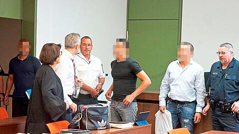Die drei Angeklagten werden in den Gerichtssaal geführt.