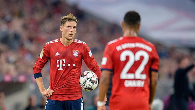 Ein Bayern-Akteur setzt den anderen: Leon Goretzka (l.) muss bei der Nationalmannschaft verletzt passen, dafür wurde Serge Gnabry nachnominiert. Ein Bayern-Akteur setzt den anderen: Leon Goretzka (l.) muss bei der Nationalmannschaft verletzt passen, dafür wurde Serge Gnabry nachnominiert.