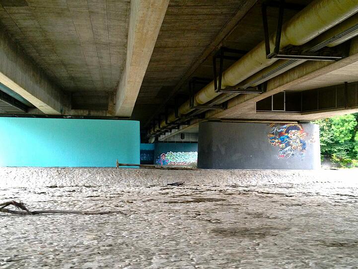 Unter der Brudermühlbrücke schaut's jedes Jahr anders bunt aus: Grafittisprayer verkünstlern sich hier bei "Isart".