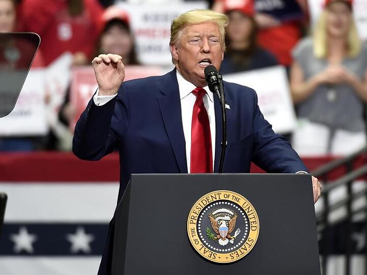Donald Trump, Präsident der USA, spricht auf einer Wahlkampfkundgebung.