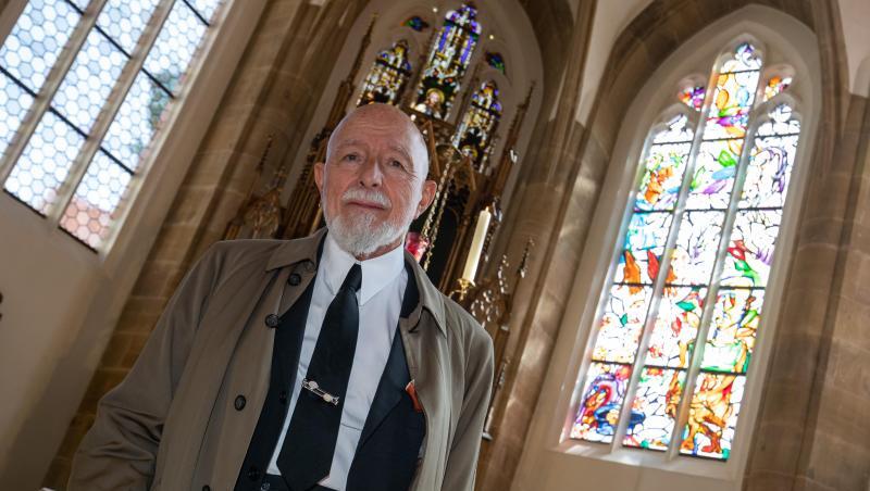 Markus Lüpertz steht in der Bamberger St. Elisabeth-Kirche vor einem von ihm gestalteten Fenstern (r). Foto: Daniel Karmann Markus Lüpertz steht in der Bamberger St. Elisabeth-Kirche vor einem von ihm gestalteten Fenstern (r). Foto: Daniel Karmann