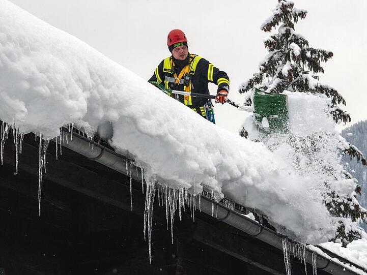 Im Schneechaos haben die Helfer nach Einschätzung des bayerischen Innenministers Enormes geleistet. Foto: Lino Mirgeler/Archiv