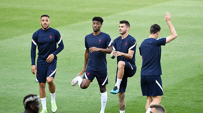 Kingsley Coman (2.v.l.) und Lucas Hernández (3.v.l.) befinden sich wieder im Lauftraining.