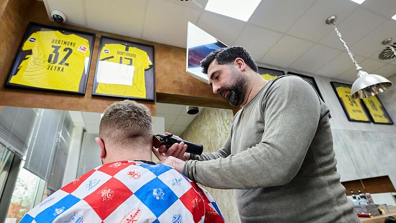 Ein Friseur zwischen Netto, BVB und Erdbebenhilfe