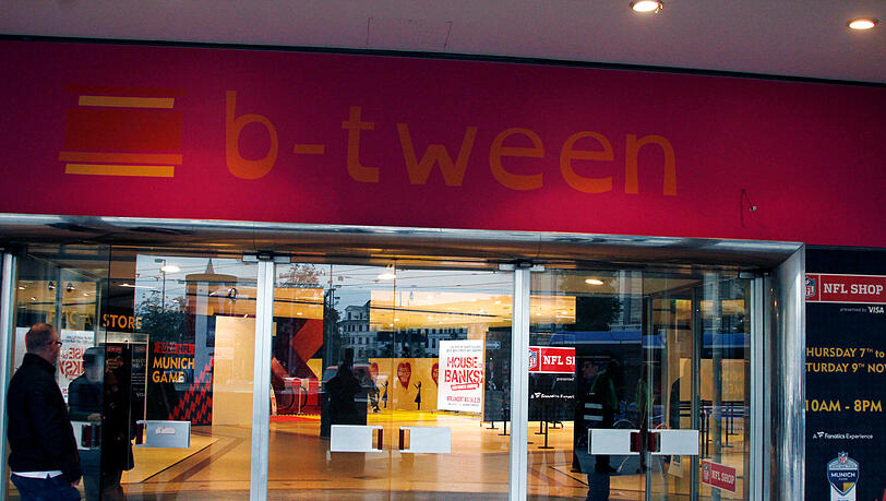 Der NFL-Shop befindet sich im "b-tween", im alten Galeriagebäude am Stachus. Noch bis Samstag können hier Fanartikel gekauft werden. Der NFL-Shop befindet sich im "b-tween", im alten Galeriagebäude am Stachus. Noch bis Samstag können hier Fanartikel gekauft werden.