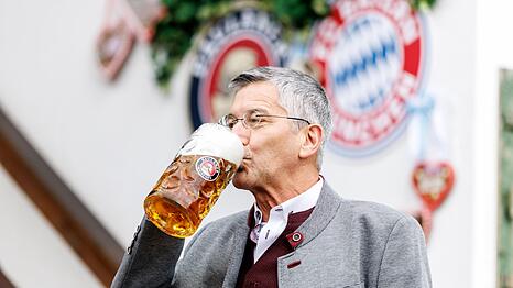 Durfte auch auf eine Super-Serie des FC Bayern anstoßen: Präsident Herbert Hainer.