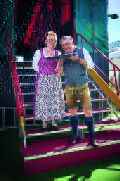 Hans J&ouml;rg Bachmeier pr&auml;sentiert nicht nur Rezepte, sondern auch die Menschen dahinter. Hier ist er beim Teufelsrad auf der Wiesn und plaudert mit Christl &uuml;ber Kochrezepte.