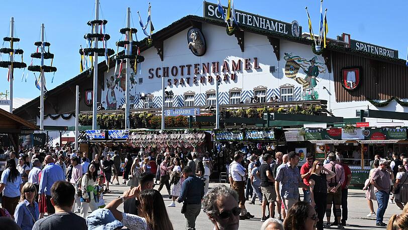 Dort, wo sich die Stadtr&auml;te treffen, ist es im Schottenhamelzelt zu einem Eklat gekommen.