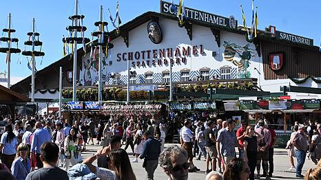 Dort, wo sich die Stadtr&auml;te treffen, ist es im Schottenhamelzelt zu einem Eklat gekommen.