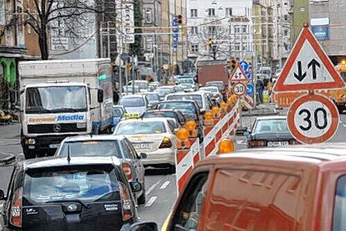 In der Pillenreuther Straße ist ab sofort  für die Autofahrer Geduld gefragt.
