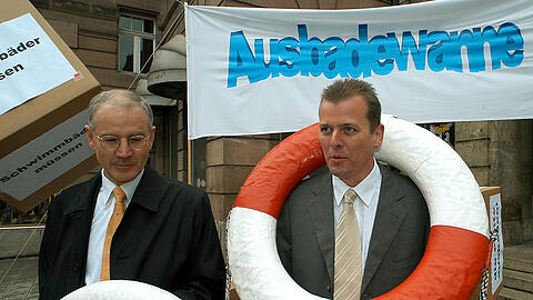 Uns steht das Wasser bis zum Hals! &bdquo;Der Staat saniert sich auf Kosten der Kommunen&ldquo;, klagt Nürnbergs OB Ulrich Maly (hier beim Protest mit seinem Erlanger Kollegen Siegfried Balleis).