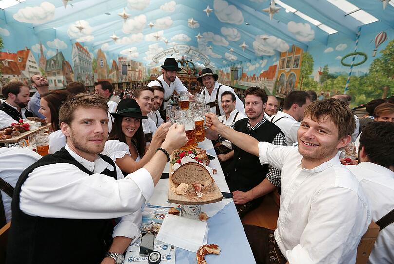 Mit Wiesn-Playmate: Der EHC feiert 2014 auf dem Okotberfest. Die Bilder.