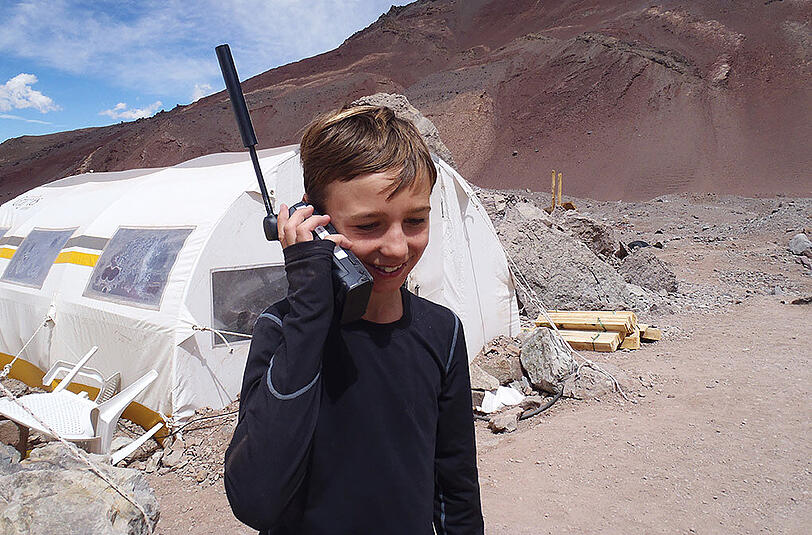 Bergsteiger Tyler Armstrong mit dem Satellitentelefon aufgenommen auf dem Berg Aconcagua, Argentinien.