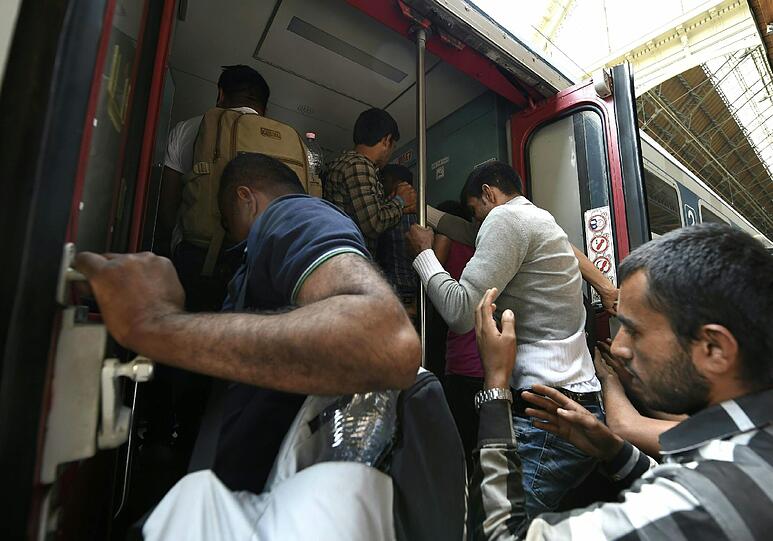 Immer mehr Flüchtlinge drängen in den ohnehin überfüllten Zug.