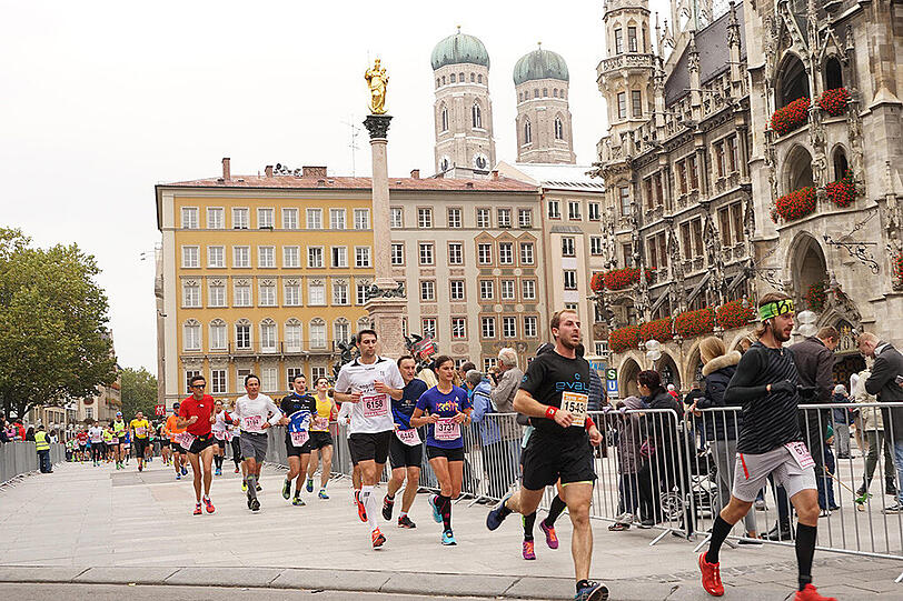 Die Läufer und Läuferinnen des 30. München Marathon am 11.20.2015