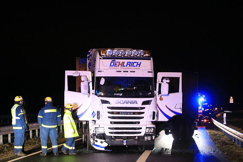 Am Dienstagabend startete ein 26-Tonner eine Amokfahrt und hinterließ eine Spur der Verwüstung. Die Hintergründe sind noch unklar.