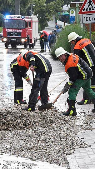 Die Gemeinde Allershausen wurde teilweise überschwemmt. Einsatzkräfte der Feuerwehr waren damit beschäftigt, Wasser- und Kiesmassen zu beseitigen.
