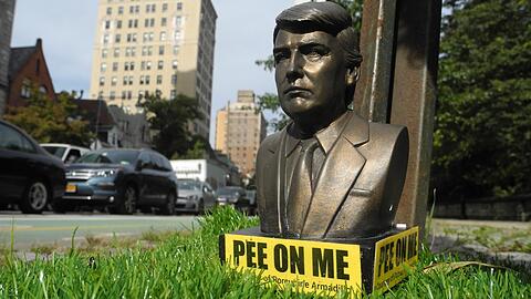 New York: Eine Figur von US-Präsident Donald Trump, die mit der Aufschrift "Pee on me" zum Anpinkeln einlädt, steht auf einem Gehweg im New Yorker Stadtteil Brooklyn.