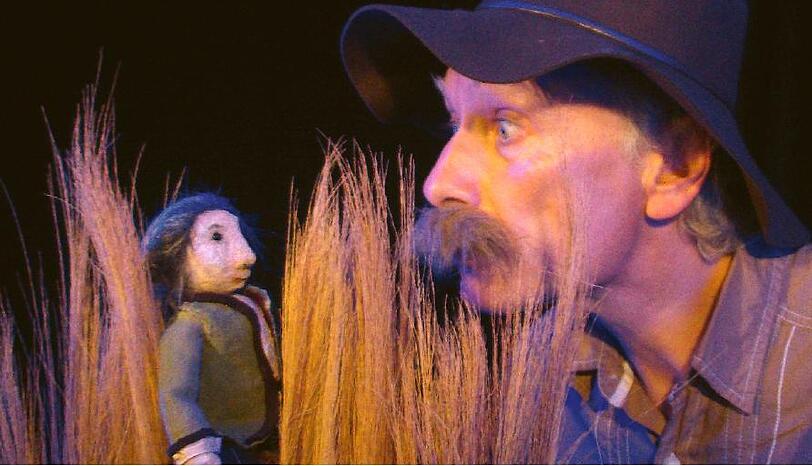 Mit ihren Puppen spielen die Theaterspieler die Geschichte von Gulliver nach.