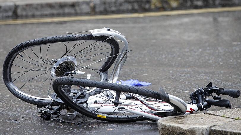 Die 81-Jährige kam verwundet ins Krankenhaus, während die 47-Jährige unverletzt blieb (Symbolbild).