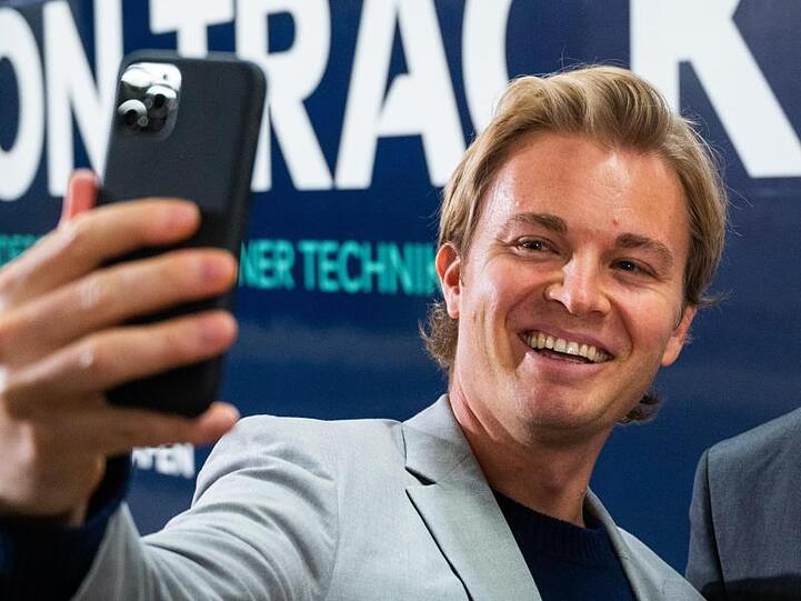 Nico Rosberg hat sein Smartphone inzwischen zur Seite gelegt.