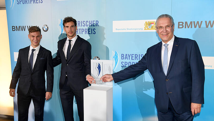 Joshua Kimmich (l.) und Leon Goretzka (m.) mit Bayerns Innenminister Joachim Herrmann.