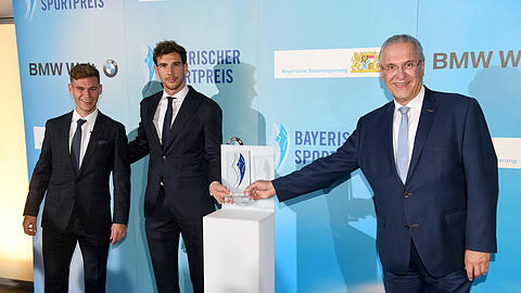 Joshua Kimmich (l.) und Leon Goretzka (m.) mit Bayerns Innenminister Joachim Herrmann.