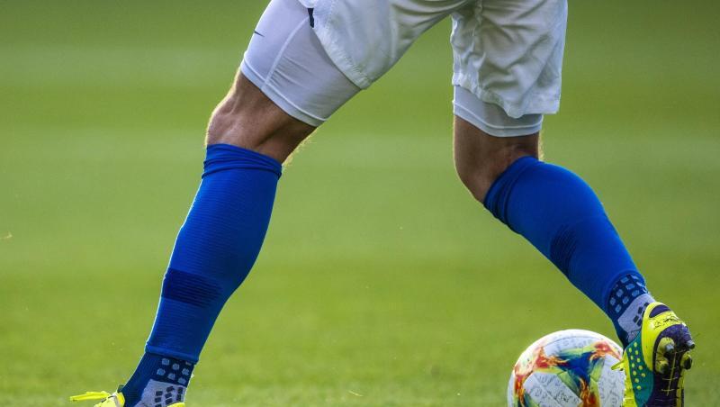 Ein Fußballspieler ist am Ball.