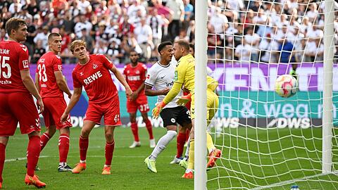 Der Freistoß von Frankfurts Daichi Kamada (nicht im Bild) geht an Kölns Torwart Marvin Schwäbe (r) vorbei zum 1:0 ins Tor.