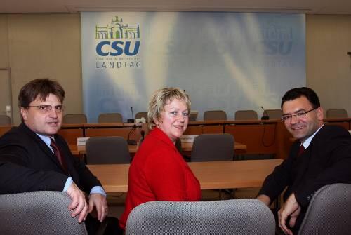 Neu im Landtag, aber schon viel erlebt: die CSU-Landtagsabgeordneten (v.l.) Winfried Bausback, Petra Dettenhöfer, und Florian Herrmann im Fraktionssitzungssaal