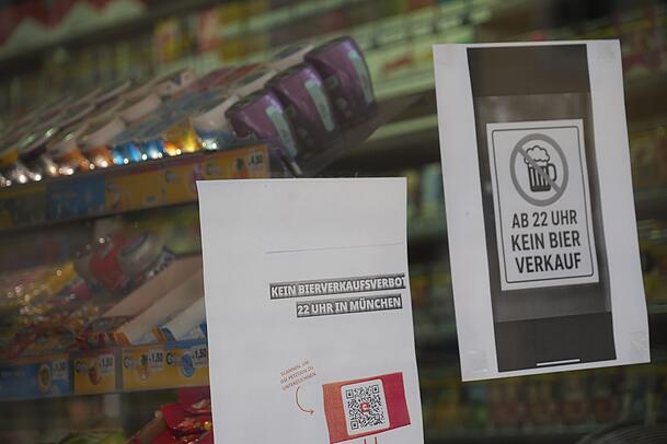 Mit solchen Zetteln weisen die Kiosk-Betreiber im Uni-Viertel auf die neuen Regeln hin. Mit solchen Zetteln weisen die Kiosk-Betreiber im Uni-Viertel auf die neuen Regeln hin.