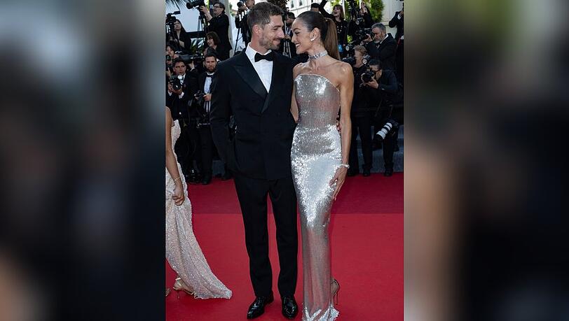 Kevin Trapp und Izabel Goulart posieren in Cannes f&uuml;r die Fotografen.