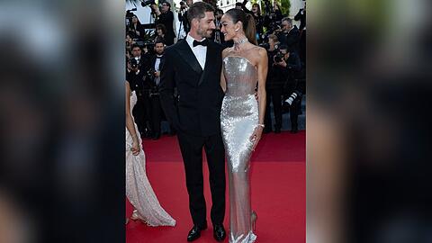 Kevin Trapp und Izabel Goulart posieren in Cannes f&uuml;r die Fotografen.