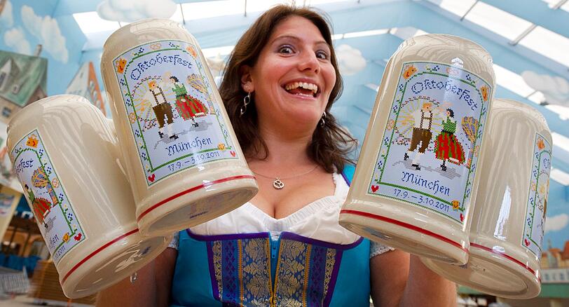 Trachtig, zünftig, bayerisch: Melanie Reis stemmt den Wiesn-Maßkrug 2011.