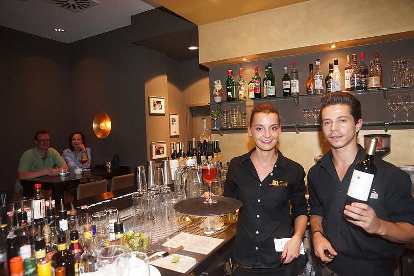 Geschäftsführerin Kathin Straß und Barkeeper Alex - er mixt landestypische Drinks wie den Pisco Sour.