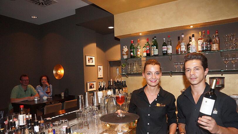 Geschäftsführerin Kathin Straß und Barkeeper Alex - er mixt landestypische Drinks wie den Pisco Sour. Geschäftsführerin Kathin Straß und Barkeeper Alex - er mixt landestypische Drinks wie den Pisco Sour.