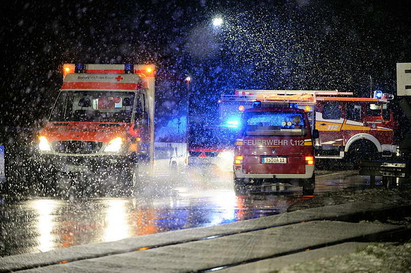 Tödlicher Unfall am Bahnübergang: Die Bilder vom Feuerwehreinsatz.