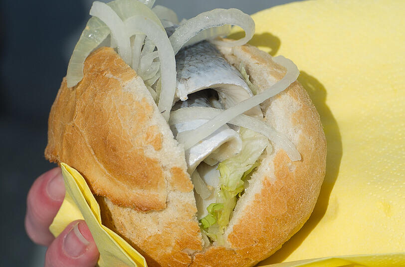 Ein Wiesn-Besucher wollte sich eine "echte" Fischsemmel mit nach Hause nehmen. Aus Versehen packt ihm die Verkäuferin aber eine Semmel aus der Dekoration ein.