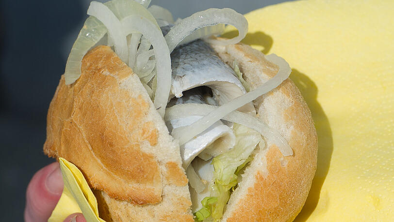 Ein Wiesn-Besucher wollte sich eine "echte" Fischsemmel mit nach Hause nehmen. Aus Versehen packt ihm die Verkäuferin aber eine Semmel aus der Dekoration ein. Ein Wiesn-Besucher wollte sich eine "echte" Fischsemmel mit nach Hause nehmen. Aus Versehen packt ihm die Verkäuferin aber eine Semmel aus der Dekoration ein.