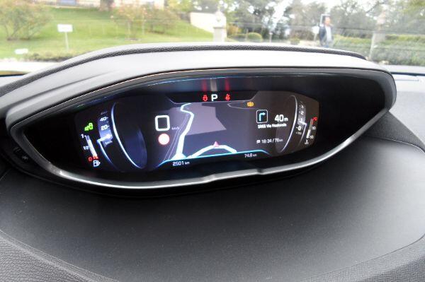 Das große Display vor dem Lenkrad lässt sich ganz nach Wunsch des Fahrers programmieren - hier die Version Navigation.