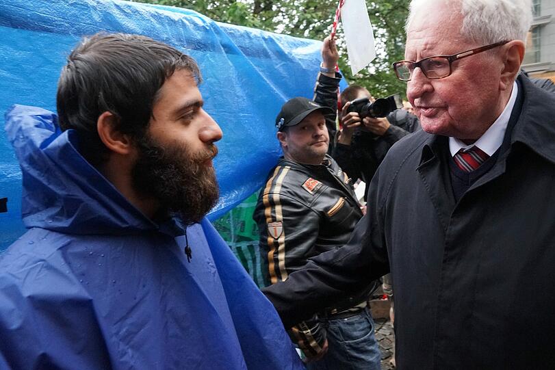 Vogel (M.) und Glück (r.) mit dem Sprecher der Asylbewerber, Ashkan Khorasani.