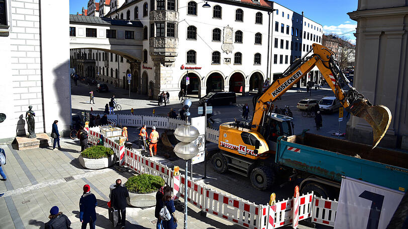 Die Julia-Statue in der Altstadt - aktuell müssen sich wegen einer Baustelle hier die Passanten vorbeischlängeln.