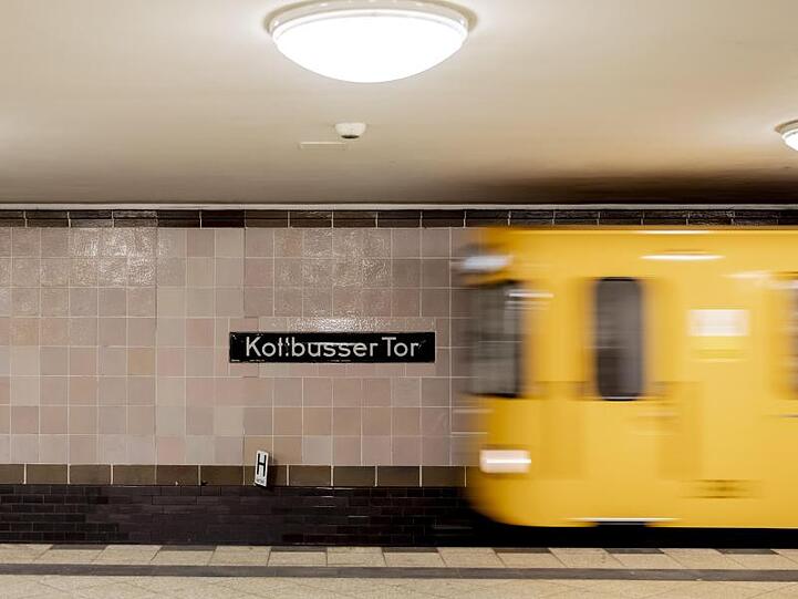 Im U-Bahnhof Kottbusser Tor war ein 30-Jähriger vor eine einfahrende U-Bahn gestoßen worden - und starb.