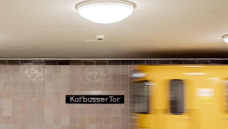 Im U-Bahnhof Kottbusser Tor war ein 30-Jähriger vor eine einfahrende U-Bahn gestoßen worden - und starb. Im U-Bahnhof Kottbusser Tor war ein 30-Jähriger vor eine einfahrende U-Bahn gestoßen worden - und starb.