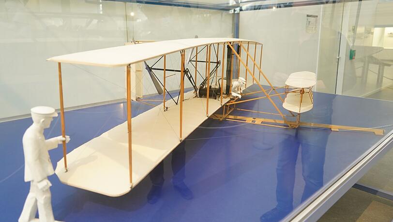 Der Wright Flyer, ein Meilenstein der Fluggeschichte. Die Miniatur entstand 2003 zum hundertjährigen Jubiläum des ersten Fluges, mit einem Piloten, der auf dem Bauch lag. Der Wright Flyer, ein Meilenstein der Fluggeschichte. Die Miniatur entstand 2003 zum hundertjährigen Jubiläum des ersten Fluges, mit einem Piloten, der auf dem Bauch lag.