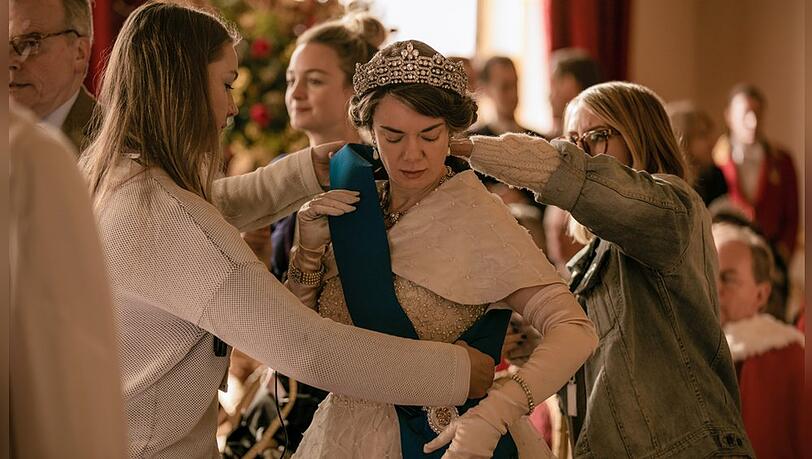 "The Crown"-Szenenbild mit einem Diadem.