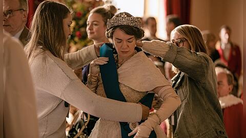 "The Crown"-Szenenbild mit einem Diadem.